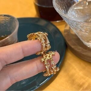 - - - 18K Vintage Cross C-hoop earrings